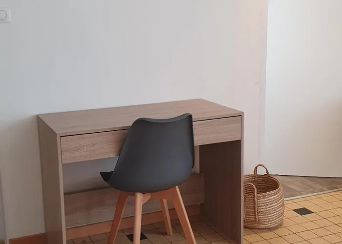 De La Promenade Hotel