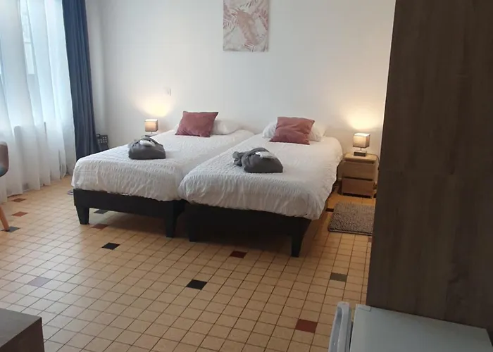 De La Promenade Hotel